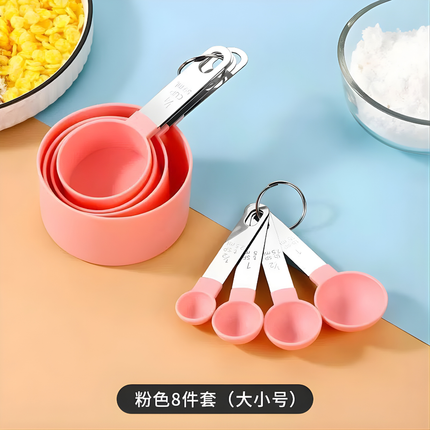 طقم أكواب وملاعق قياس 8 قطع – مقبض ستانلس ستيل ورؤوس بلاستيك قابلة للتكديس (وردي)