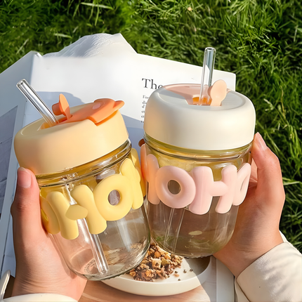 كوب زجاجي بشفّاطة وغطاء سيليكون بحروف مجسّمة – لون وردي/بنفسجي