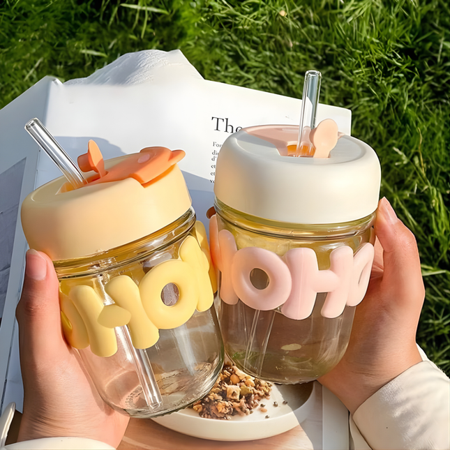 كوب زجاجي بشفّاطة وغطاء سيليكون بحروف مجسّمة – لون وردي/بنفسجي