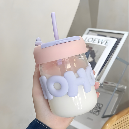 كوب زجاجي بشفّاطة وغطاء سيليكون بحروف مجسّمة – لون وردي/بنفسجي