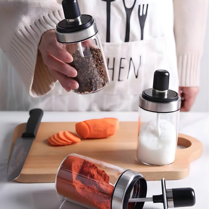 برطمان توابل زجاجي بملعقة مدمجة وغطاء محكم – شفاف مع حافة ستانلس