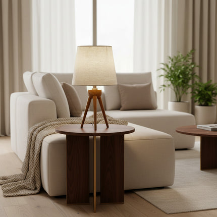 أباجورة طاولة عصرية – ظل قماش بيج/أوف وايت وقاعدة ثلاثية خشبية