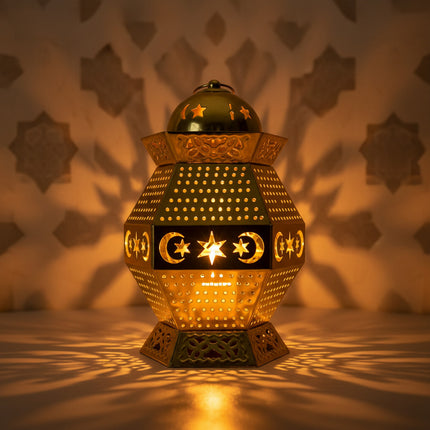 فانوس رمضان معدني ذهبي مضيئ — حجم وسط (ارتفاع 23 سم)