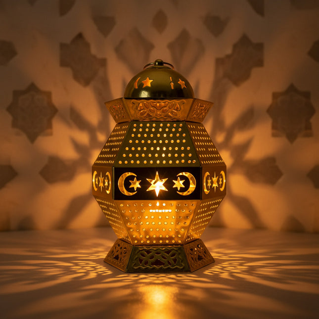 فانوس رمضان معدني ذهبي مضيئ — حجم وسط (ارتفاع 23 سم)