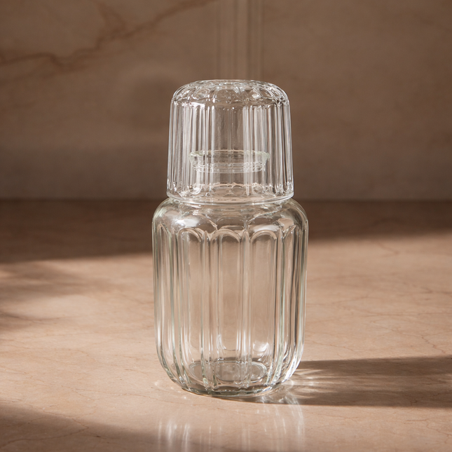 طقم كرافة ومجّ جانبي زجاجي بنقشة مضلّعة مع كوب غطاء