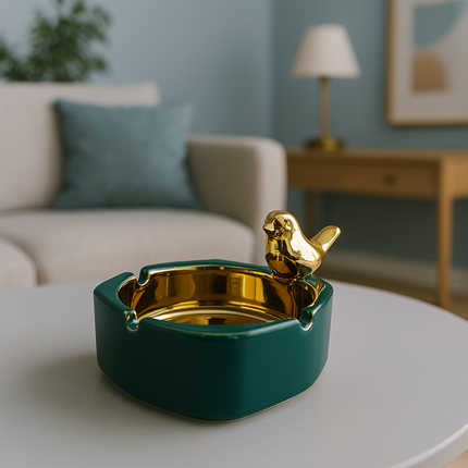 طفاية سجائر سيراميك فاخرة باللون الأخضر مع الطائر الذهبي – فخامة تجمع بين الذوق والعملية