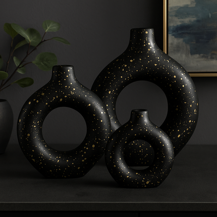 مزهرية سيراميك ديكورية بتصميم دائري بنقاط ذهبية – قطعة فنية تعكس الفخامة والرقي