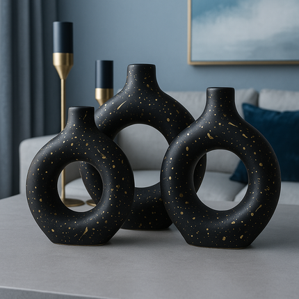 مزهرية سيراميك ديكورية بتصميم دائري بنقاط ذهبية – قطعة فنية تعكس الفخامة والرقي