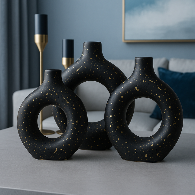 مزهرية سيراميك ديكورية بتصميم دائري بنقاط ذهبية – قطعة فنية تعكس الفخامة والرقي