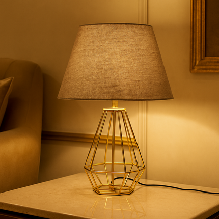 أباجورة طاولة ديكوري بتصميم عصري – قاعدة معدنية ذهبية مع أباجورة قماش