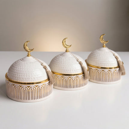 طقم تقديم قِببي مزخرف – 3 قطع (أوف وايت مع ذهبي وهلال مزين بشرّابة)