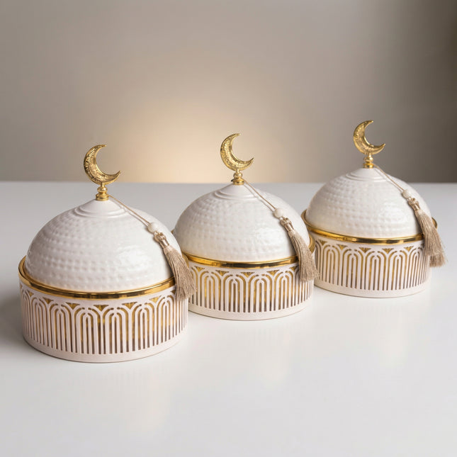 طقم تقديم قِببي مزخرف – 3 قطع (أوف وايت مع ذهبي وهلال مزين بشرّابة)