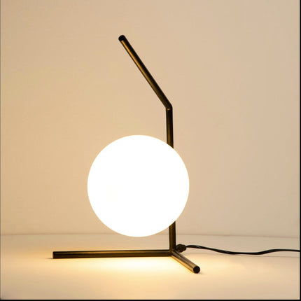 مصباح طاولة ديكوري بتصميم عصري – إضاءة دافئة وأناقة هندسية في قطعة واحدة