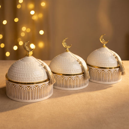 طقم تقديم قِببي مزخرف – 3 قطع (أوف وايت مع ذهبي وهلال مزين بشرّابة)