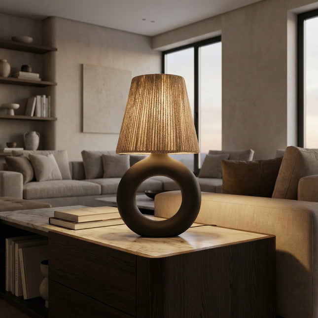 أباجورة طاولة بقاعدة فخار حلقية وشابوه خيوط/قماش – أسود/بيج (ارتفاع 45 سم)