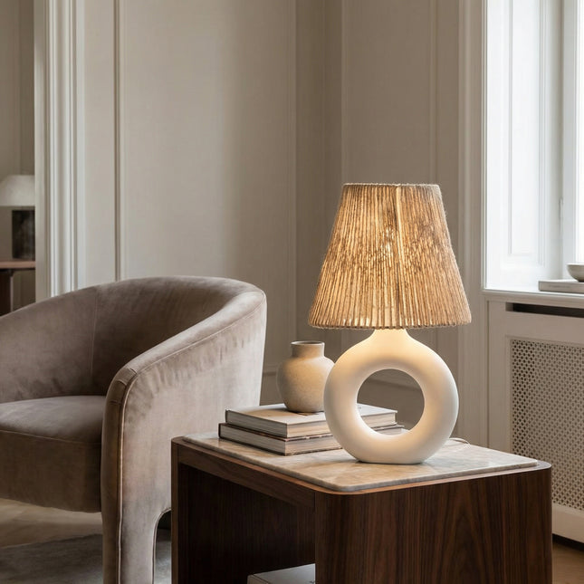 أباجورة طاولة بقاعدة فخار حلقية وشابوه خيوط/قماش – أبيض/بيج (ارتفاع 45 سم)