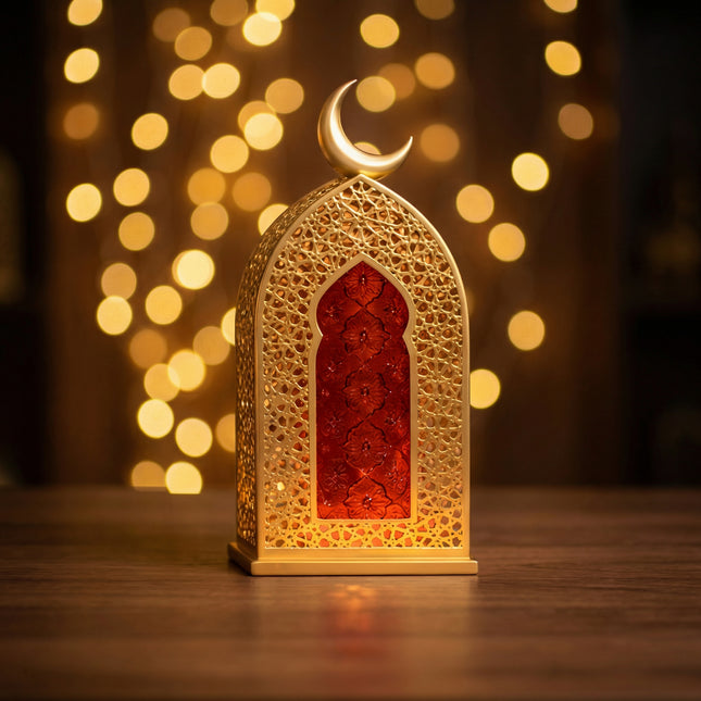 فانوس زخرفي ذهبي بهلال علوي وواجهة حمراء بنقش عربي