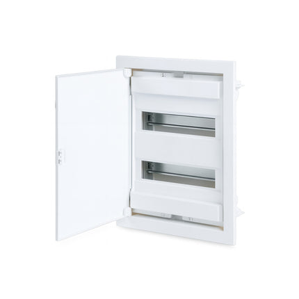 لوحة توزيع ٢٤ خط | آي بي ٤٠، ٦٣ أمبير، ٢٤+٤ موديول، باب معدني أبيض  ‎24-line panel board | IP40, 63 A, 24+4 modules, white metal door‎