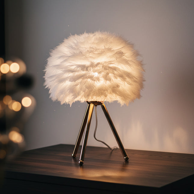 مصباح طاولة بريش نعام ليد بقاعدة ثلاثية ذهبية ولمس للتحكم – إضاءة ديكورية لغرفة النوم والمكتب