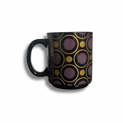 مج سيراميك أسود بنقوش حلقات ذهبية – لمسة فخمة لمكتبك ومنزلك