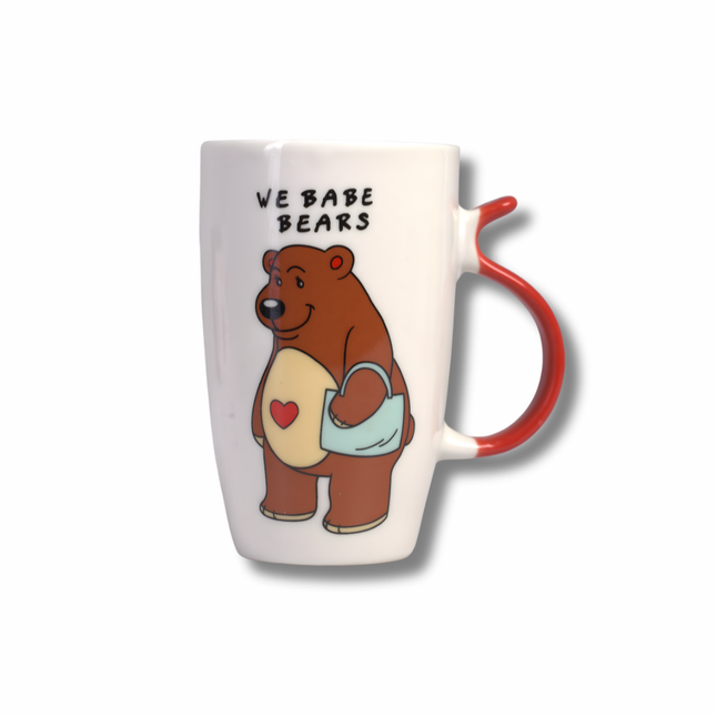 مج سيراميك أبيض بطبعة دب لطيف ومقبض أحمر – شكل لاتيه طويل