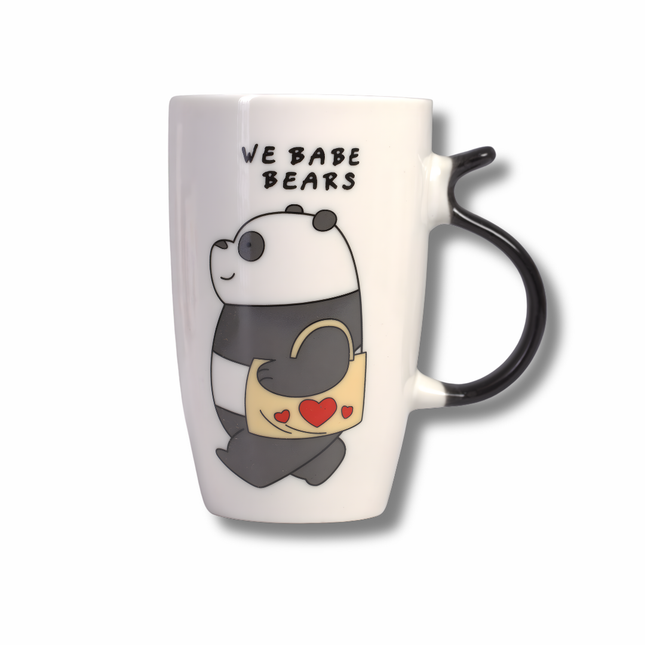 مج سيراميك أبيض بطبعة دب لطيف ومقبض أسود – شكل لاتيه طويل