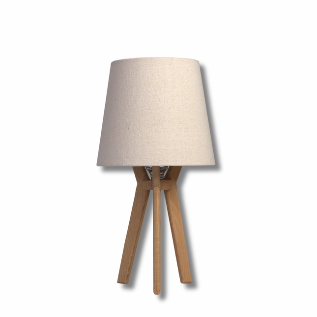 أباجورة طاولة خشبية بقاعدة ثلاثية مع شابوه قماشي – متوفرة بلونين