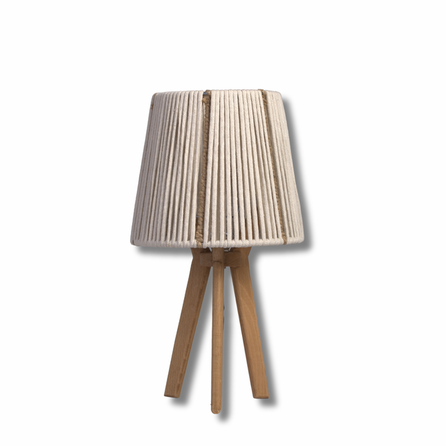 أباجورة طاولة خشبية بشابوه خيوط قطنية مجدولة – لمسة بوهيمية دافئة