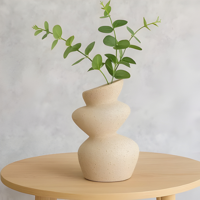 فازة ديكور بشكل عضوي ملتوي – بيج رملي