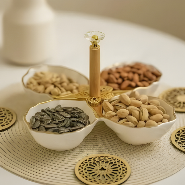 شيّالة حلويات ومكسّرات بأربع أقسام – أبيض بحواف ذهبية ومقبض كريستال