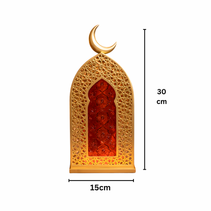 فانوس زخرفي ذهبي بهلال علوي وواجهة حمراء بنقش عربي