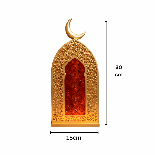 فانوس زخرفي ذهبي بهلال علوي وواجهة حمراء بنقش عربي