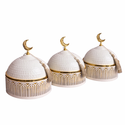 طقم تقديم قِببي مزخرف – 3 قطع (أوف وايت مع ذهبي وهلال مزين بشرّابة)