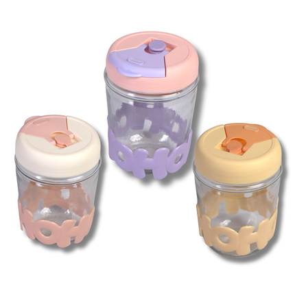 كوب زجاجي بشفّاطة وغطاء سيليكون بحروف مجسّمة – لون وردي/بنفسجي