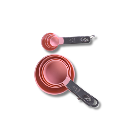 طقم أكواب وملاعق قياس 8 قطع – مقبض ستانلس ستيل ورؤوس بلاستيك قابلة للتكديس (وردي)