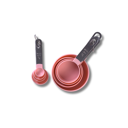 طقم أكواب وملاعق قياس 8 قطع – مقبض ستانلس ستيل ورؤوس بلاستيك قابلة للتكديس (وردي)