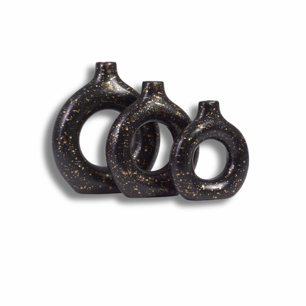 مزهرية سيراميك ديكورية بتصميم دائري بنقاط ذهبية – قطعة فنية تعكس الفخامة والرقي