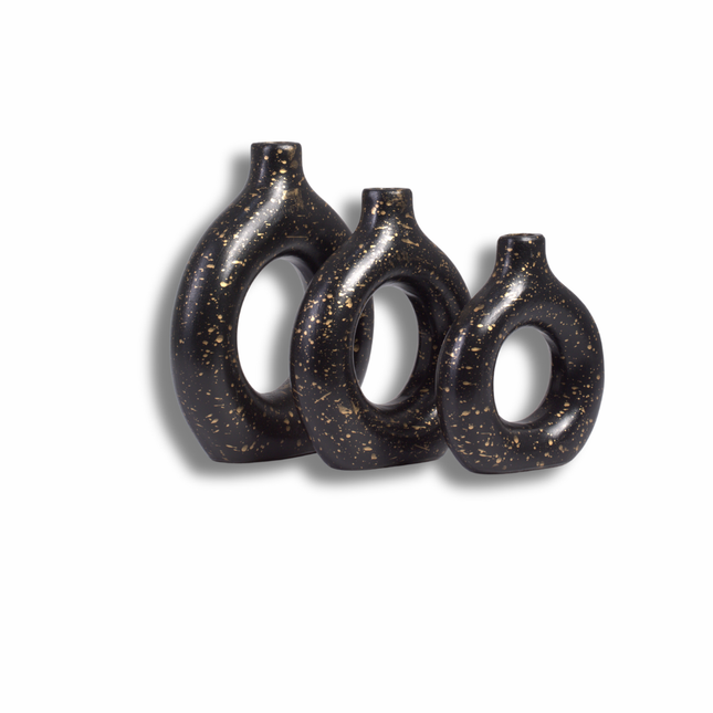 مزهرية سيراميك ديكورية بتصميم دائري بنقاط ذهبية – قطعة فنية تعكس الفخامة والرقي