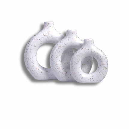 طقم فازات سيراميك ديكورية بتصميم حلقي عصري – لمسة فنية راقية تكمل جمال أي مساحة