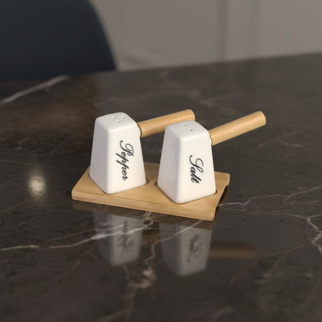 طقم مملح وفلفل بورسلين بمقابض خشبية مع قاعدة بامبو